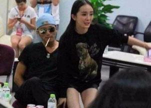 两男的一起吃娱乐圈的瓜,两男共品瓜香，揭秘幕后真相
