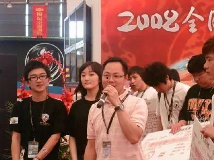 两男的一起吃娱乐圈的瓜,两男共品瓜香，揭秘幕后真相