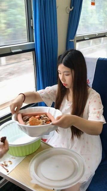 娱乐吃瓜酱坐火车